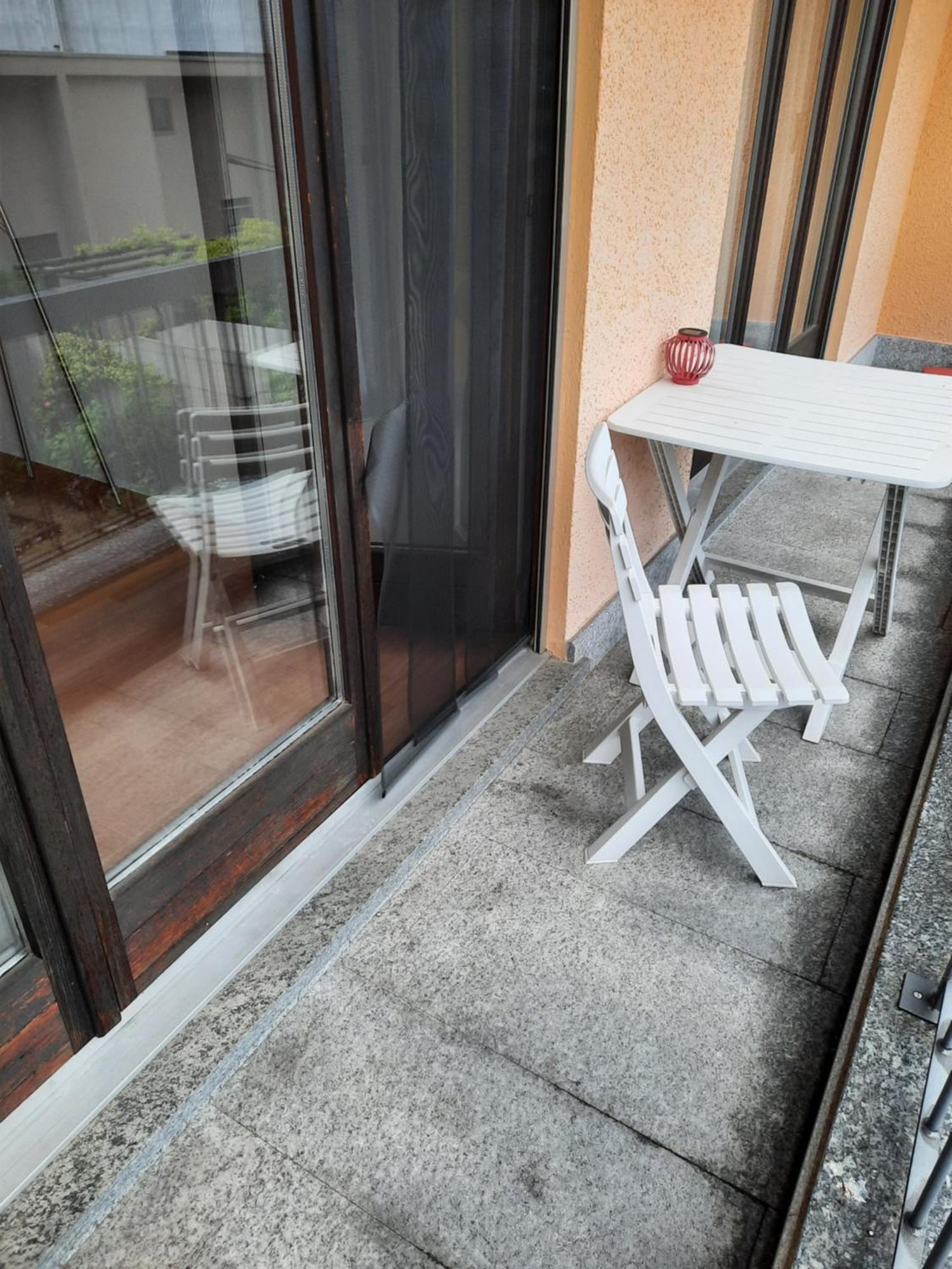 Camera Privata Con Balcone Giardino E Piscina Gordola Zimmer foto
